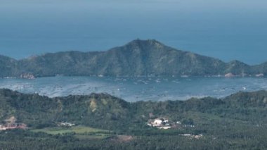 Tropik ada ve mavi deniz yüzeyli balık çiftliği. Mindanao. Filipinler.