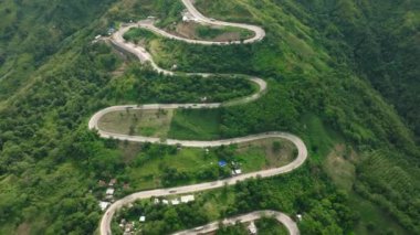 Bukidnon 'un dağlık bölgesinde barsak yolu ve tepeler deniyor. Mindanao, Filipinler.