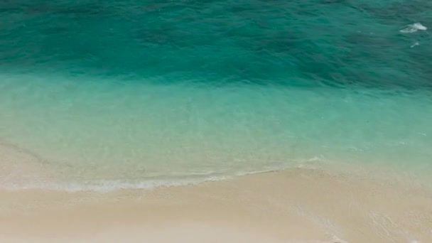 Διαφανής Γαλαζοπράσινα Κύματα Πάνω Από Την Αμμώδη Ακτή Λευκό Νησί — Αρχείο Βίντεο