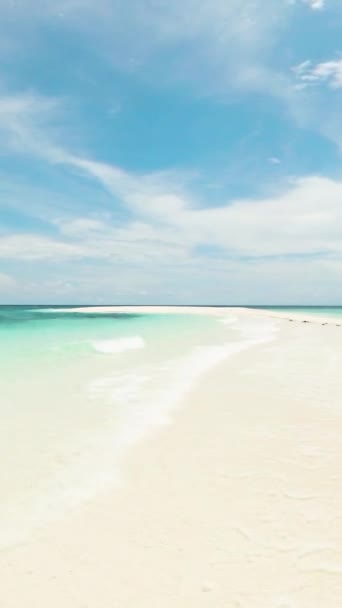 Bílý Ostrov Krásnými Mořskými Vlnami Břehu Camiguinův Ostrov Filipíny Svislé — Stock video