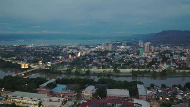 卡加延 德奥罗市黄昏时分 河畔建有建筑物 菲律宾棉兰老岛 — 图库视频影像