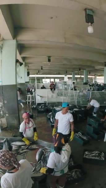 Balıkçılar Balıkları Kutulara Boşaltıp General Santos Şehir Kompleksi Nde Tartıyorlar — Stok video