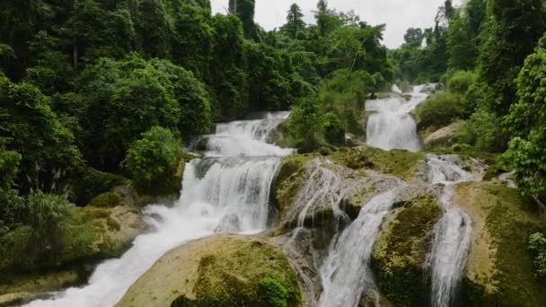 Cachoeiras Tropicais Com Fluxo Rápido Sobre Rochas Aliwagwag Falls Mindanao — Vídeo de Stock