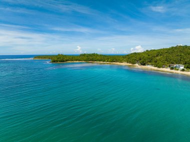 Tropikal adanın deniz manzarası ve derin mavi denizin etrafı sarıldı. Mindanao, Filipinler. Yaz ve seyahat tatil konsepti.