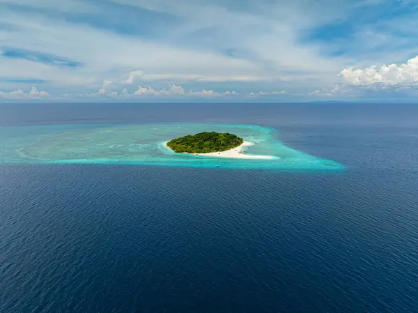 Isola Mantigue Ricoperta Lussureggianti Alberi Tropicali Camiguin Filippine — Foto Stock
