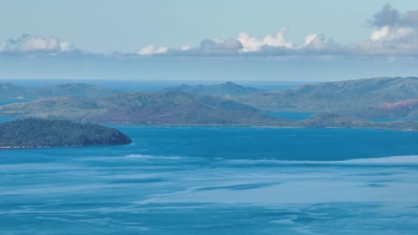 青い空と雲の下にある青い海と熱帯の島 フィリピン ミンダナオ ズームビュー — ストック動画