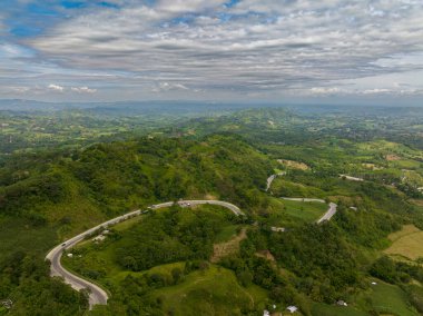 Filipinler 'de asfalt yolu ve yeşil ormanı olan bir dağ. Midnanao..