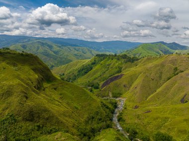 Dağ vadisi ve yeşil tepenin havadan görünüşü. Nehir kenarları olan tropik bir dağ. Mindanao, Filipinler.