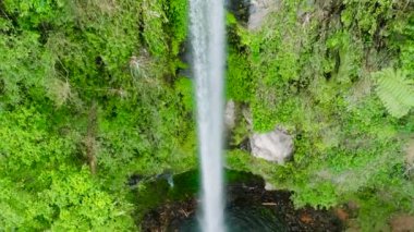 Etrafı yemyeşil şelalelerle çevrili. Katibawasan Şelalesi. Camiguin Adası. Filipinler. Yavaş çekim.