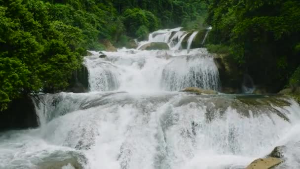 Vista Aérea Cámara Lenta Escaleras Como Formaciones Rocosas Aliwagwag Falls — Vídeo de stock
