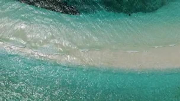 Camiguin Adası Ndaki White Island Kumsalındaki Okyanus Dalgalarının Üst Görüntüsü — Stok video