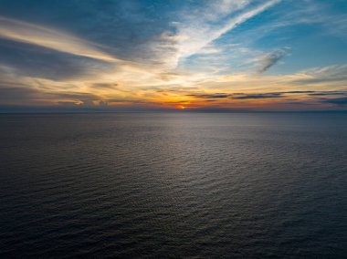 Camiguin Adası 'nda deniz üzerinde turuncu renkli güzel bir gökyüzü. Filipinler.