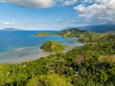 Uyuyan dinozor formasyonunda tropik bir ada. Mindanao, Filipinler. Yaz ve seyahat konsepti.