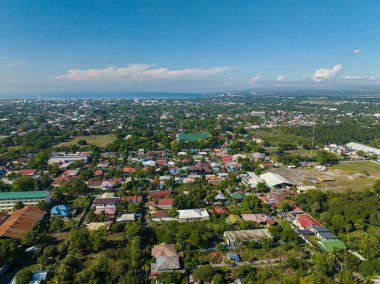 General Santos Cityscape Mindanao, Filipinler 'de. Mavi gökyüzü ve bulutlar.
