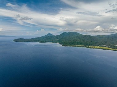 Derin mavi suyu olan Camiguin Adası. Mavi gökyüzü ve bulutlar. Filipinler. Yukarıdan görüntüle.