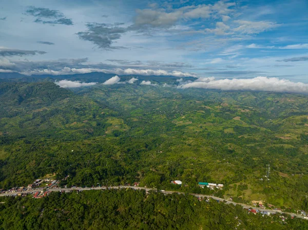 Tropik dağ sırası ve dağ yamaçlarında yağmur ormanları. Mavi gökyüzü ve bulutlar. Mindanao, Filipinler.