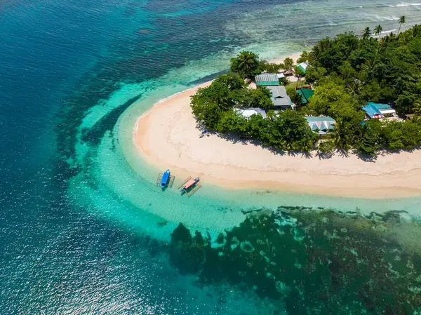모래사장에는 청록색 둘러싼 아름다운 파도들 필리핀 민다나오 — 스톡 사진