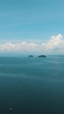 Lanao Gölü 'nün havadan görüntüsü. Lanao del Sur. Mindanao, Filipinler. Dikey video.
