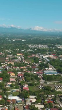 General Santos Cityscape Mindanao, Filipinler 'de. Mavi gökyüzü ve bulutlar. Dikey görünüm.