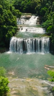 Güzel Tinuy Şelalesi 'nin havadan yayılan platformları. Bislig, Surigao del Sur. Mindanao, Filipinler. Dikey görünüm.