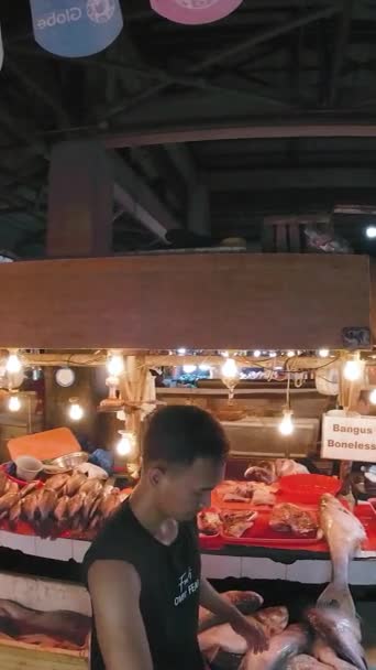 Киоски Общественном Рынке Различными Видами Морепродуктов Илигане Филиппины Вертикальный Вид — стоковое видео