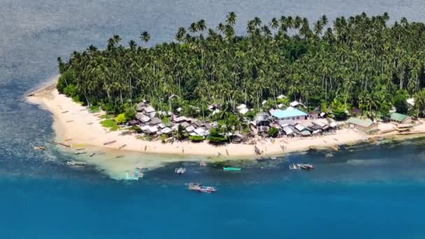 Тропічний Маленький Острів Білим Пляжем Човни Над Блакитним Морем Мінданао — стокове відео