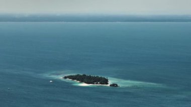 Beyaz kumlu Buenavista Adası. Mavi deniz, gökyüzü ve bulutlar. Samal, Davao. Filipinler.