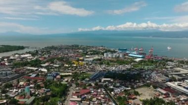 Cagayan de Oro, limanlı deniz kenarında. Mindanao, Filipinler. Şehir manzarası. Seyahat konsepti. Hava görünümü.