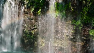 Şelaleli tropik bir dağ. Tinago Şelalesi ağır çekimde. Mindanao, Filipinler.