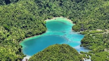 Turkuaz su yüzeyi olan Tinago Adası. Surigao del Norte, Filipinler. Büyütme görünümü.