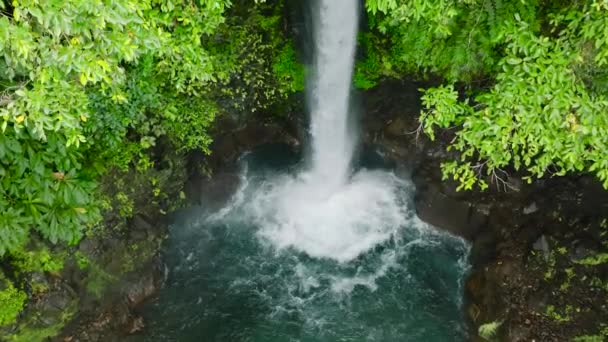 Медленное Движение Воды Брызги Туасан Фоллс Остров Камигин Филиппины — стоковое видео