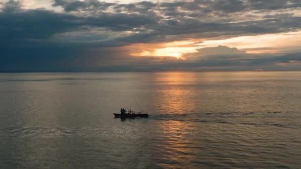 Soumrak Camiguinově Ostrově Loď Moři Odrazem Západu Slunce Filipíny — Stock video