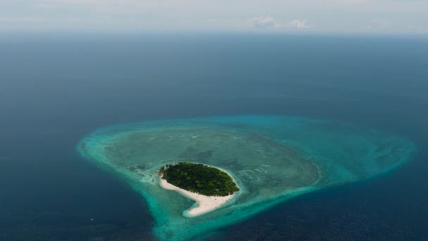 白いビーチとボートを持つマンティグ島 青い海とサンゴ礁 カミーギン フィリピン — ストック動画