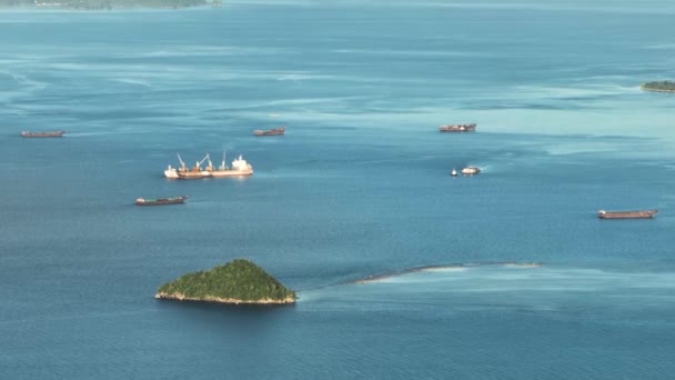 Containerschiffe Und Frachtschiffe Über Blaues Meer Und Wellen Mindanao Philippinen — Stockvideo