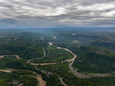Mindanao 'da yeşil ormanlarla çevrili güzel bir dağ. Filipinler.