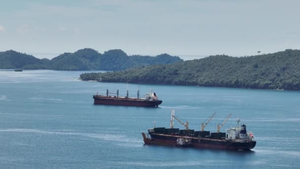 フィリピンのミンダナオ島に貨物船と熱帯島がある青い海 ズームビュー — ストック動画