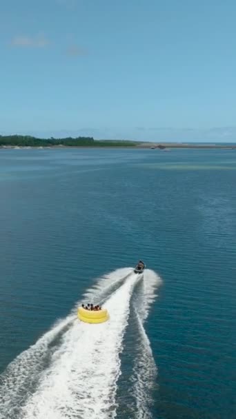 Jet Ski Arrastrando Una Embarcación Con Turista Actividades Isla Paisaje — Vídeo de stock