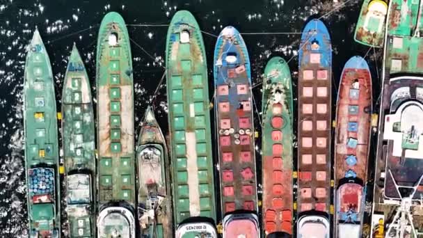 Відбиття Сонячного Світла Над Рибальськими Суднами Плавають Над Бірюзовою Водою — стокове відео