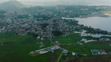 Lanao Gölü yakınlarındaki Marawi şehrinin havadan görünüşü. Mindanao, Filipinler.