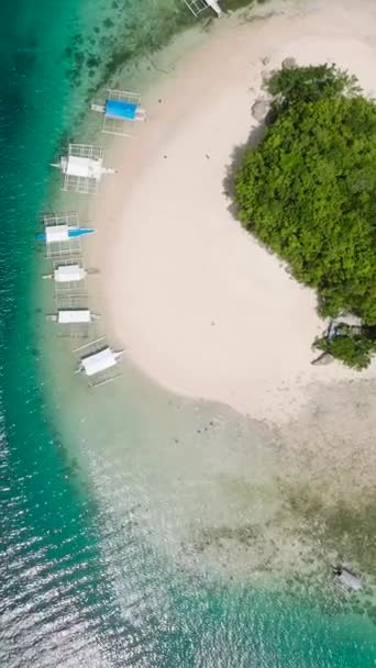 Bílá Písečná Pláž Tropickém Ostrově Lodě Plující Nad Oceánem Mindanao — Stock video