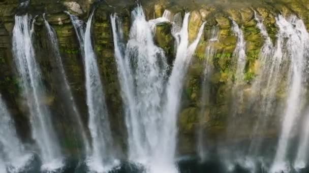 在通往溪流的Tinuy An瀑布的不同层次上流淌的白色水幕 Bislig Surigao Del Sur 菲律宾 — 图库视频影像