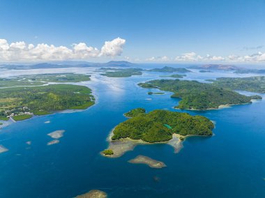 Tropikal adaların, gök mavisi suyun, mavi gökyüzünün ve bulutların hava incelemesi. Tinago Adası. Mindanao, Filipinler.