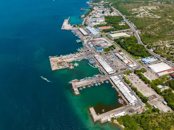 Güney Cotabato 'daki General Santos şehrinin sahil şeridindeki balıkçılık endüstrisinin hava araştırması. Mindanao, Filipinler.