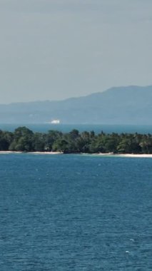 Buenavista Adası 'ndaki beyaz kumsal ve okyanus dalgaları. Samal, Davao. Filipinler. Dikey, hikayeler.