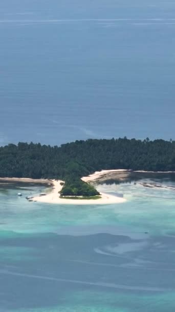 Biała Plaża Wybrzeżu Wysp Malipano Jestem Samal Davao Filipiny Pionowe — Wideo stockowe