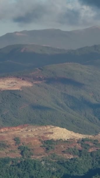 山林深红色 镍矿开采 菲律宾棉兰老岛 放大视图 垂直的故事 — 图库视频影像