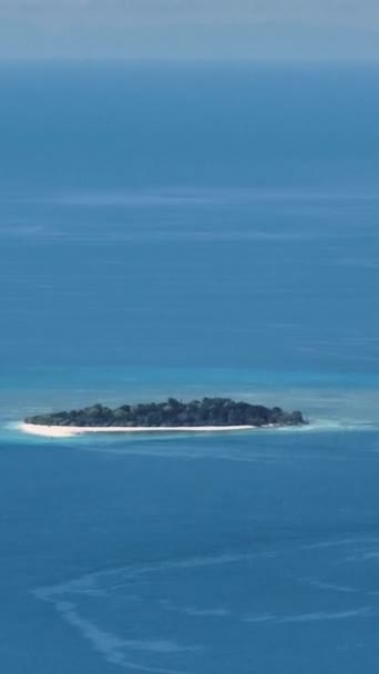 Остров Мантига Белым Песчаным Пляжем Синим Морем Камиген Филиппины Вертикаль — стоковое видео
