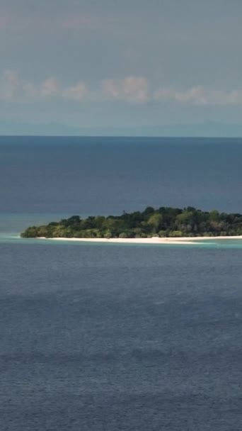 曼尼斯岛上的白色沙滩 船在蓝色的海面上颠簸 Camiguin 菲律宾 垂直的故事 — 图库视频影像