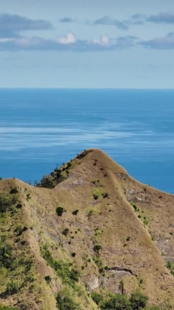 Tropical Island Dengan Perbukitan Coklat Laut Biru Bawah Langit Biru — Stok Video