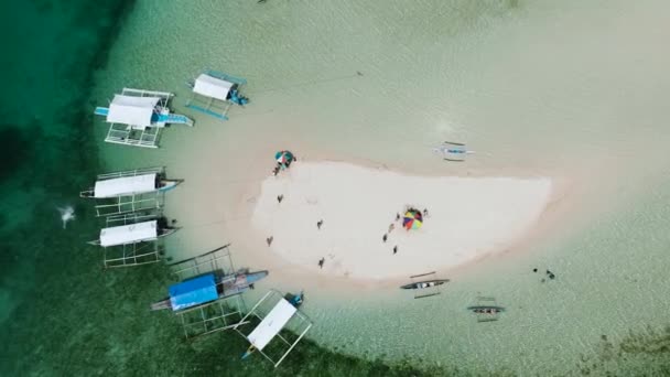 Drone View Boats Coastline Sandbar Turquoise Water Colar Reefs Barobo — Stock Video